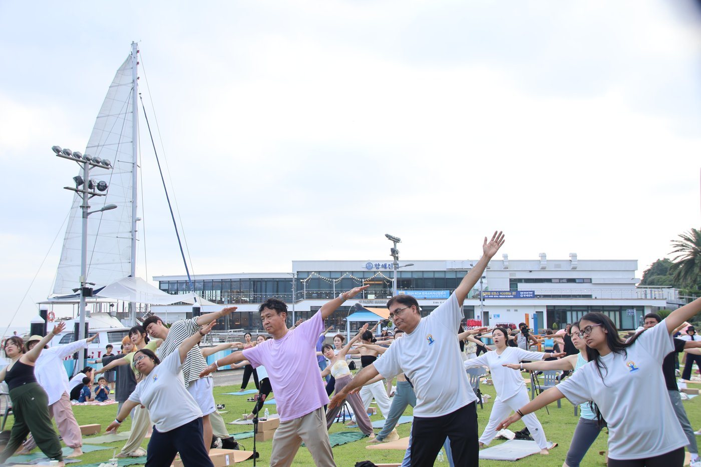 2024 제주 세계요가의날 요트를 배경으로 한 요가 프로토콜