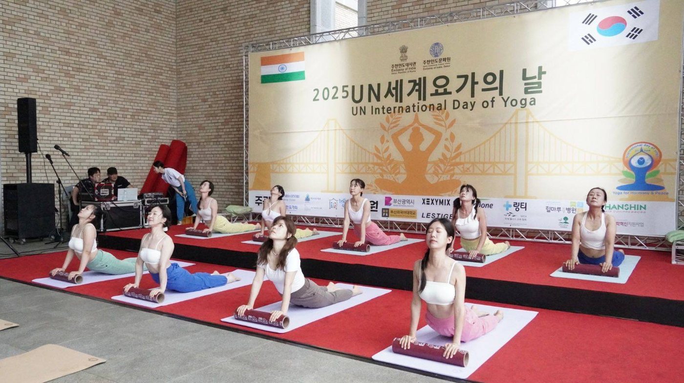 2025 부산 세계요가의날 무대 요가 시연