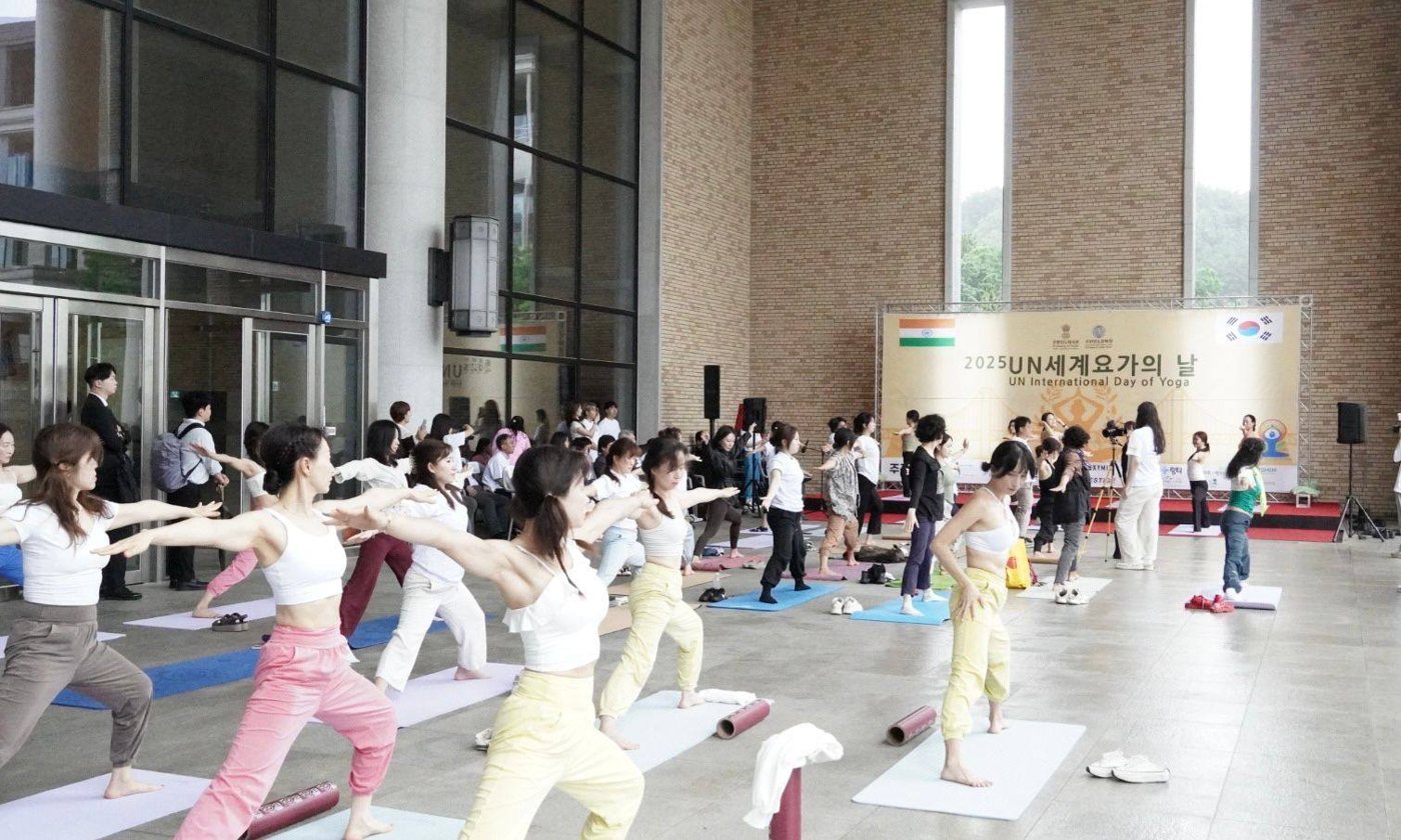 2025 부산 세계요가의날 참가자들의 전사 자세