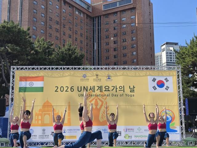 2026 UN세계요가의날 해운대 무대 요가 시연